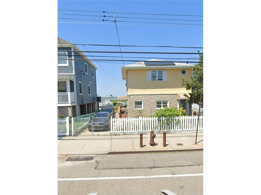 Welcome to your beautiful ocean-view single family home nestled - Beach Home for sale in Queens, New York on Beachhouse.com