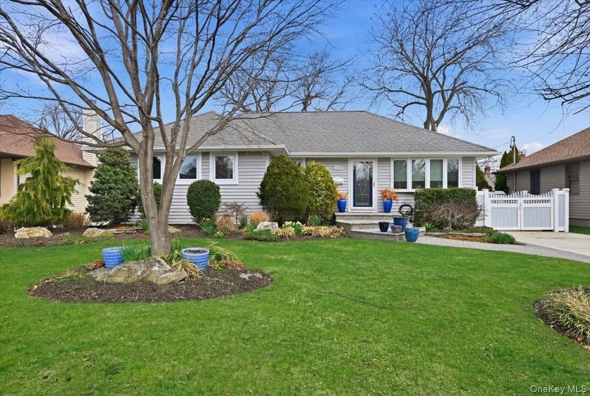 Welcome to this meticulously maintained, sun-drenched and - Beach Home for sale in Wantagh, New York on Beachhouse.com