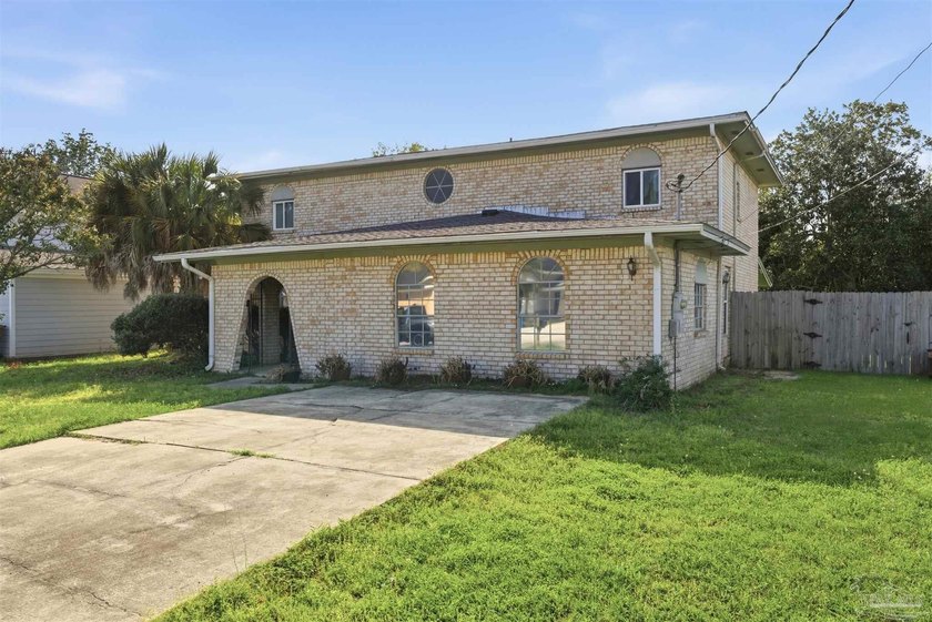 This Gulf Breeze home presents a great opportunity for buyers - Beach Home for sale in Gulf Breeze, Florida on Beachhouse.com