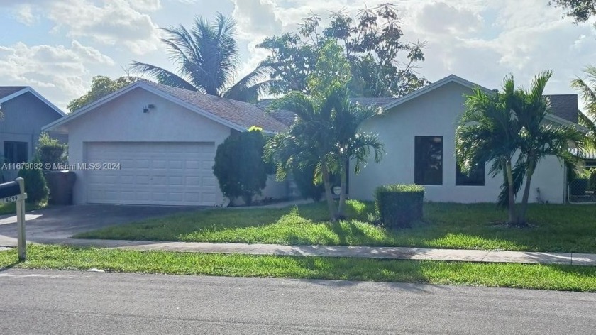 Excellent location in Whispering Lakes  Oakland  Park   Property - Beach Home for sale in Oakland Park, Florida on Beachhouse.com