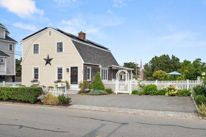 Wonderful Nantucket Gambrel on Plum Island! This beautifully - Beach Home for sale in Newburyport, Massachusetts on Beachhouse.com