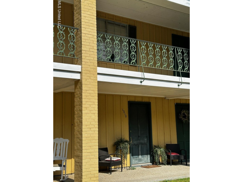 Very nicely maintained 2 story condo located at Oakhurst Condos - Beach Condo for sale in Pascagoula, Mississippi on Beachhouse.com