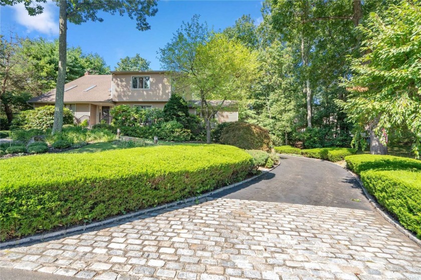 From its picturesque half-acre setting to its adroitly appointed - Beach Home for sale in Bayville, New York on Beachhouse.com