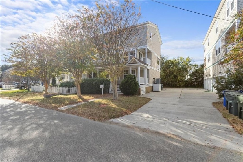 Enjoy the summer sitting on your front porch near the beach - Beach Townhome/Townhouse for sale in Norfolk, Virginia on Beachhouse.com