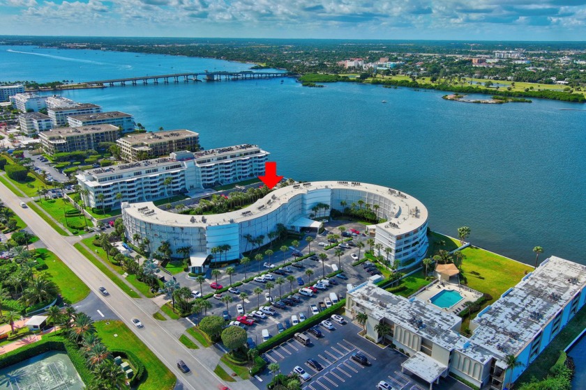 This 1212 s.f., 2/2 with views of the Intracoastal and the - Beach Condo for sale in Palm Beach, Florida on Beachhouse.com