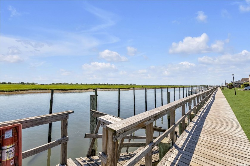 Welcome to this hidden gem the Anchorage! This open floor plan - Beach Townhome/Townhouse for sale in Freeport, New York on Beachhouse.com