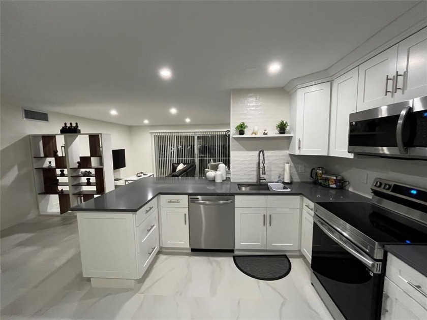 Gorgeous, spacious amazing 2 bedrooms, 2 bathrooms, very bright - Beach Condo for sale in Hallandale Beach, Florida on Beachhouse.com