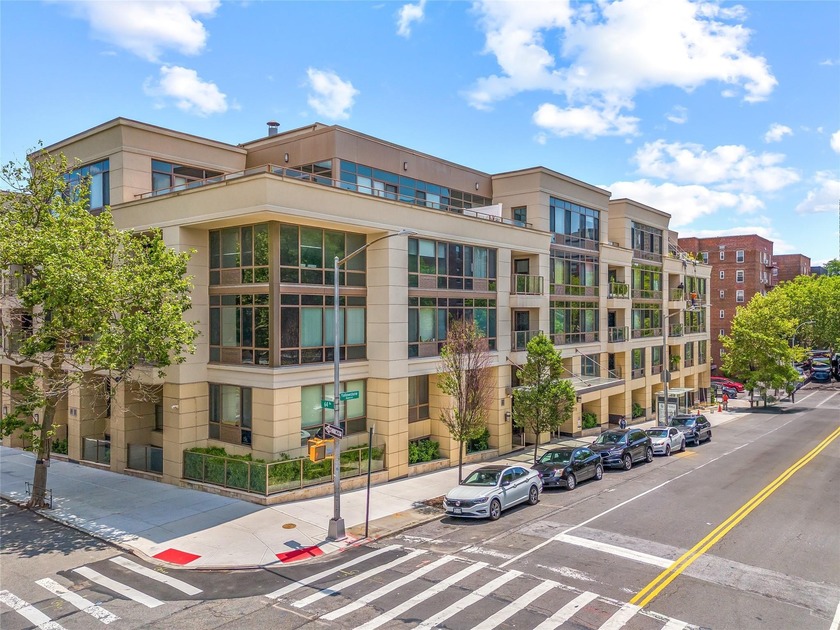 Spanning a generous 907 square feet, this beautifully maintained - Beach Condo for sale in Forest Hills, New York on Beachhouse.com