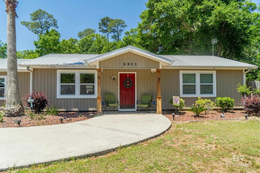 This home has a large private corner lot which is hard to find - Beach Home for sale in Gulf Shores, Alabama on Beachhouse.com
