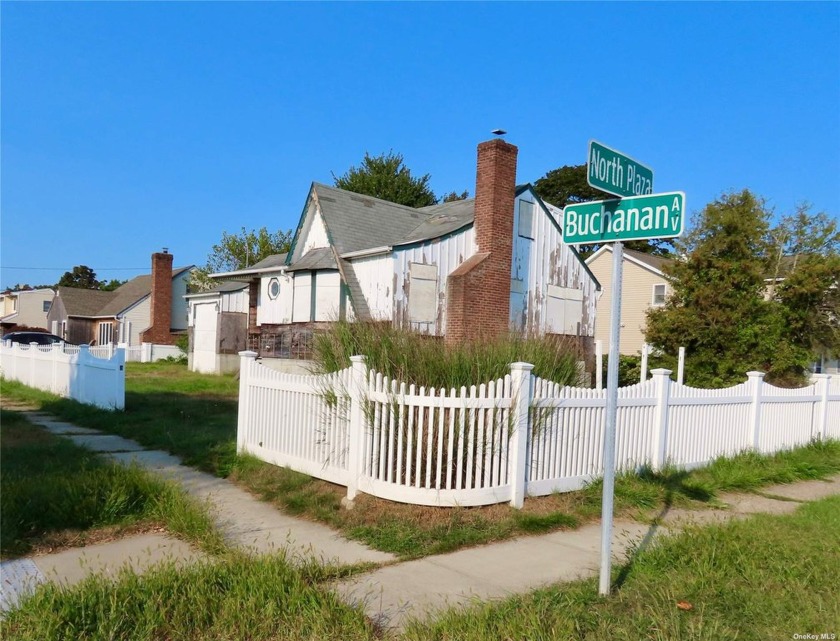 Investors delight!! Come see your future project and let your - Beach Home for sale in Amityville, New York on Beachhouse.com