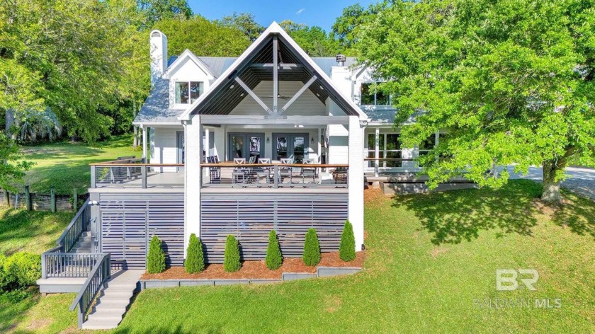This exquisite bayfront residence features 1.22 acres along the - Beach Home for sale in Fairhope, Alabama on Beachhouse.com