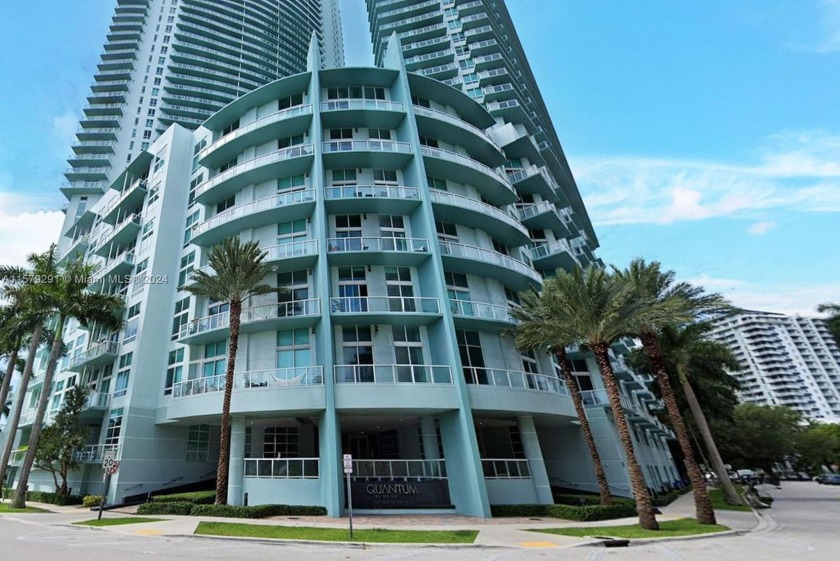 Indulge in stunning views of Biscayne Bay and the Miami Skyline - Beach Condo for sale in Miami, Florida on Beachhouse.com