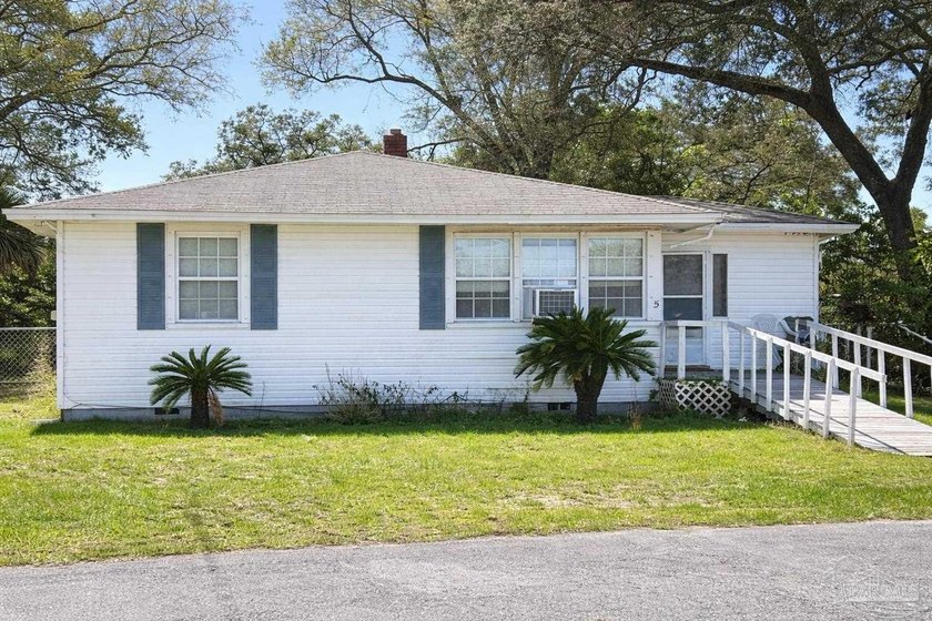 Investor Special - Great Opportunity in Pensacola Florida! This - Beach Home for sale in Pensacola, Florida on Beachhouse.com