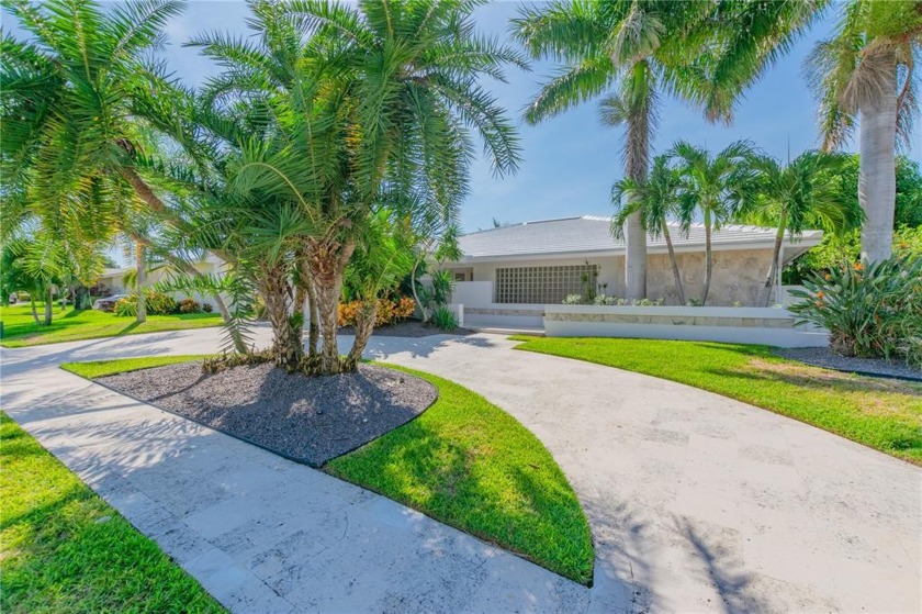 Located in gorgeous Island Estates, this wonderful waterfront - Beach Home for sale in Clearwater, Florida on Beachhouse.com