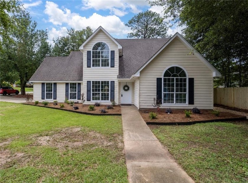 Move-in ready 4 bedroom, 2.5 bath home in the Lake Forest - Beach Home for sale in Daphne, Alabama on Beachhouse.com