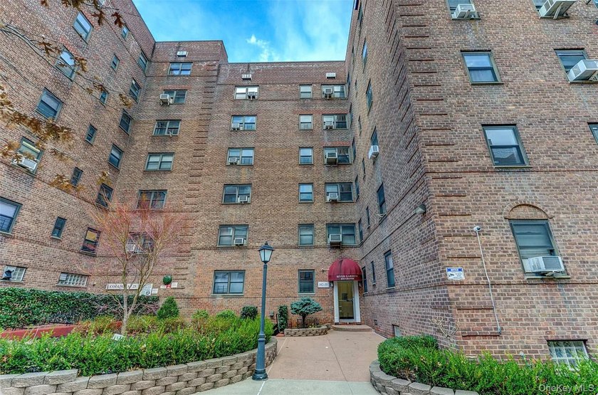 Welcome to Residence 4C at River Gardens, a well-maintained and - Beach Home for sale in Forest Hills, New York on Beachhouse.com