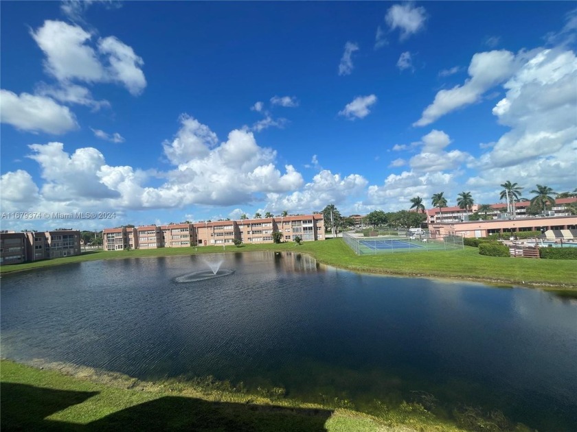 BEAUTIFUL THIRD-FLOOR CORNER UNIT IN SUNRISE LAKES PHASE III - Beach Condo for sale in Sunrise, Florida on Beachhouse.com