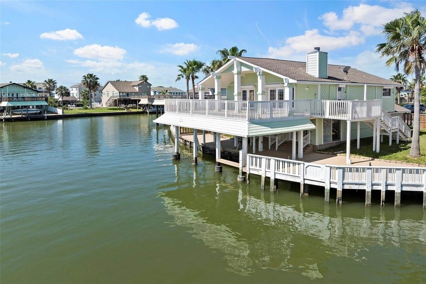 Charming home on amazing lot in Tiki Island. Lots of water - Beach Home for sale in Tiki Island, Texas on Beachhouse.com