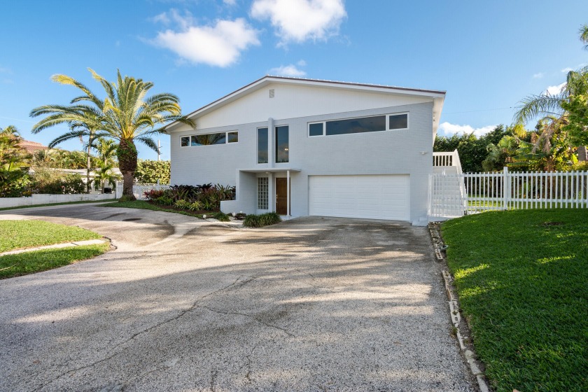 A rare opportunity in Juno Beach on over 10,000 sqft of property - Beach Home for sale in Juno Beach, Florida on Beachhouse.com