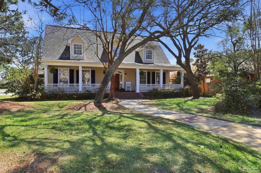 Updated Gulf Breeze Brick Home. 3BR/3.5BA w/ gourmet kitchen - Beach Home for sale in Gulf Breeze, Florida on Beachhouse.com