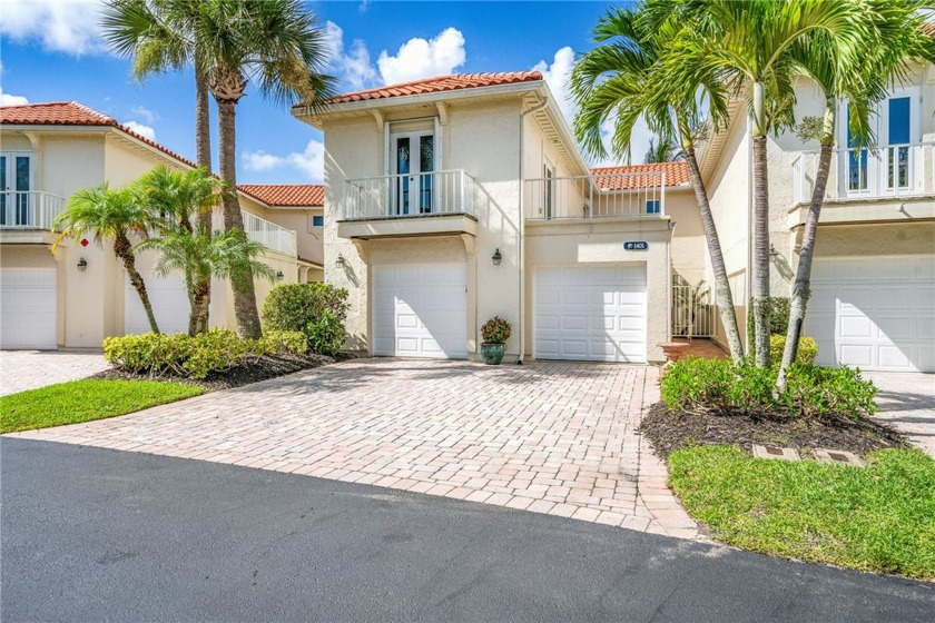 Overlooking the 17th Fairway, this beautiful 3 BR townhouse w/ 2 - Beach Home for sale in Vero Beach, Florida on Beachhouse.com