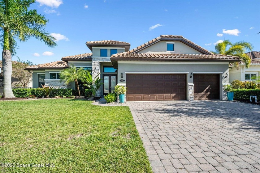 STUNNING, modern 4 BR/3BA/3 car garage LAKEFRONT luxury home - Beach Home for sale in Melbourne, Florida on Beachhouse.com