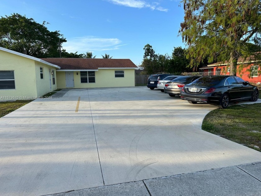 Great investment opportunity, updated triplex totally occupied - Beach Townhome/Townhouse for sale in West Palm Beach, Florida on Beachhouse.com