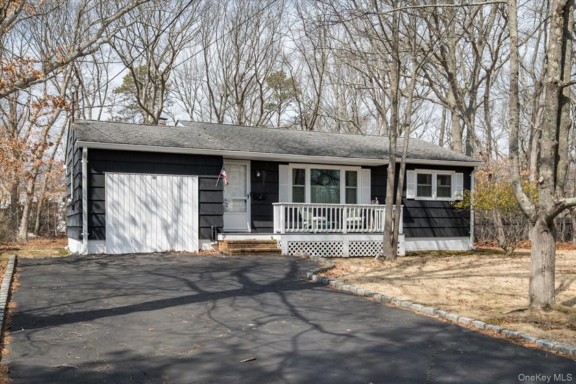 Opportunity knocks in Bellport just outside the Village! This - Beach Home for sale in Bellport, New York on Beachhouse.com