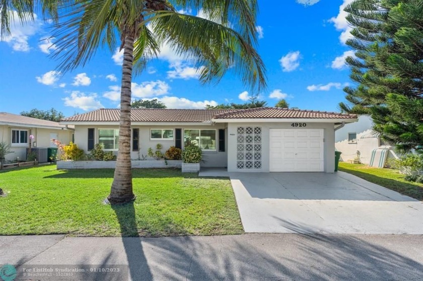 Welcome to your nicely updated home with full water views in the - Beach Home for sale in Tamarac, Florida on Beachhouse.com