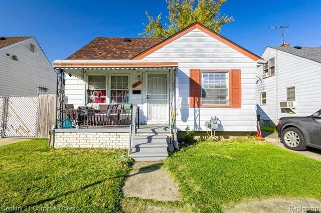 **WOW 3 BEDROOM, 1 BATH BUNGALOW IN DETROIT**NICE SIZE LIVING - Beach Home for sale in Detroit, Michigan on Beachhouse.com