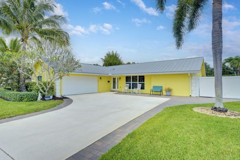 Beautifully updated 3 bedroom 2 bath pool home in the desirable - Beach Home for sale in Palm Beach Gardens, Florida on Beachhouse.com