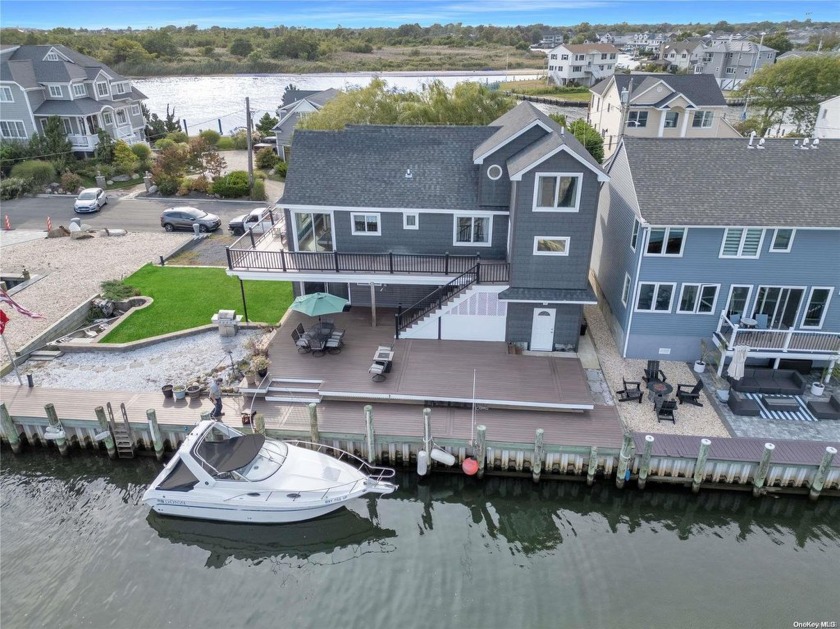 Welcome to your new sanctuary on the Great South Bay in - Beach Home for sale in Lindenhurst, New York on Beachhouse.com