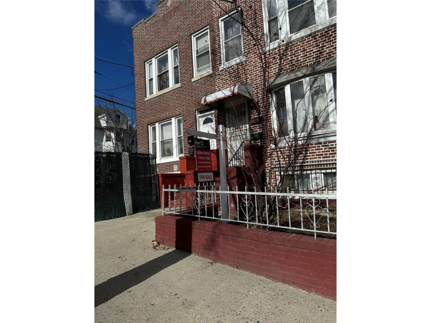 Great opportunity for end-user to make this house their own - Beach Home for sale in East Elmhurst, New York on Beachhouse.com