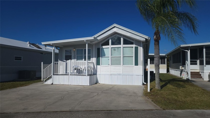 CHEERFUL HOME IN ACTIVE 55+ COMMUNITY! This one bed, 1 1/2 bath - Beach Home for sale in Bradenton, Florida on Beachhouse.com