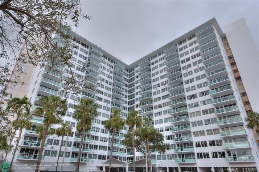 STUNNING INTRACOASTAL VIEWS, UPGRADED BATHROOM, TILE FLOORING - Beach Condo for sale in Fort Lauderdale, Florida on Beachhouse.com