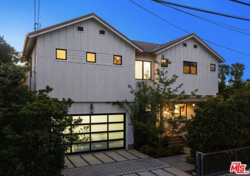 Life at 1023 Superba Ave flows easily with 10-foot ceilings and - Beach Home for sale in Venice, California on Beachhouse.com