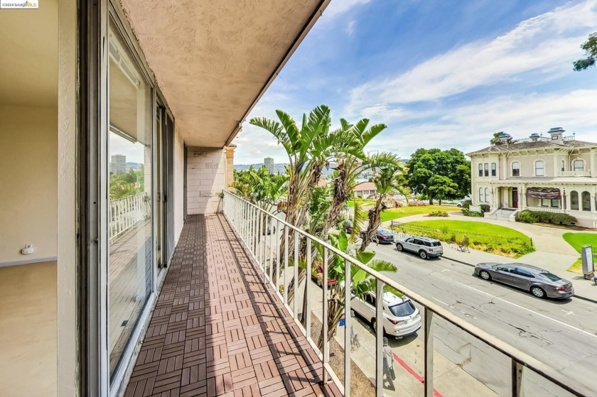 Enjoy the comfort and tranquility of this Lake Merritt condo - Beach Condo for sale in Oakland, California on Beachhouse.com