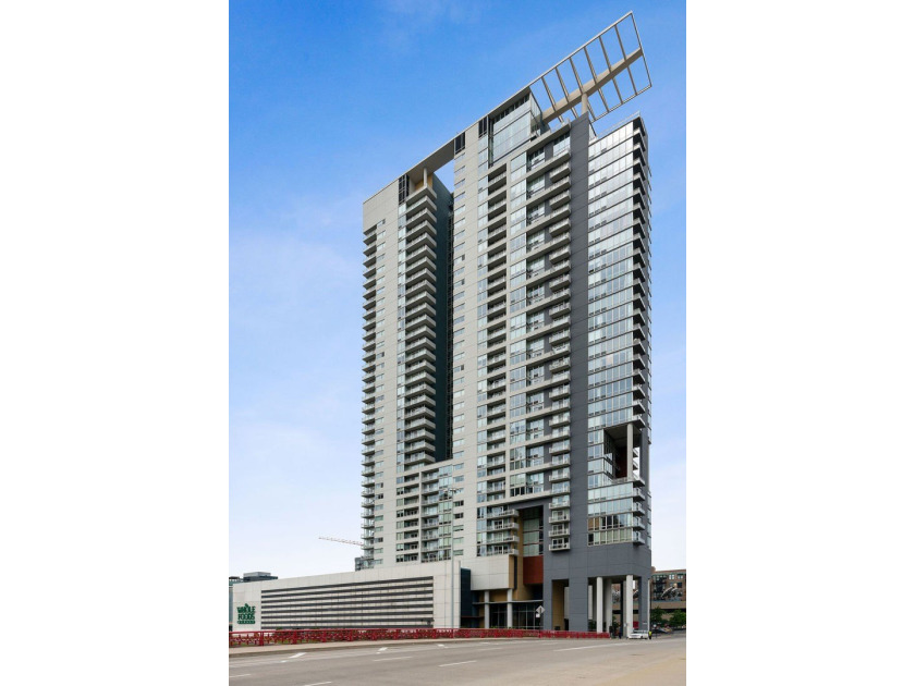 ONE OF THE LARGEST UNITS in the building with PANORAMIC VIEWS - Beach Condo for sale in Chicago, Illinois on Beachhouse.com