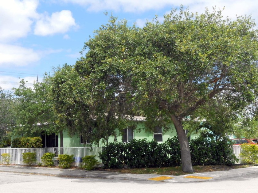 CONCRETE-BLOCK LEGAL DUPLEX (2 units)!  PRIZED LOCATION IN LAKE - Beach Townhome/Townhouse for sale in Lake Worth Beach, Florida on Beachhouse.com