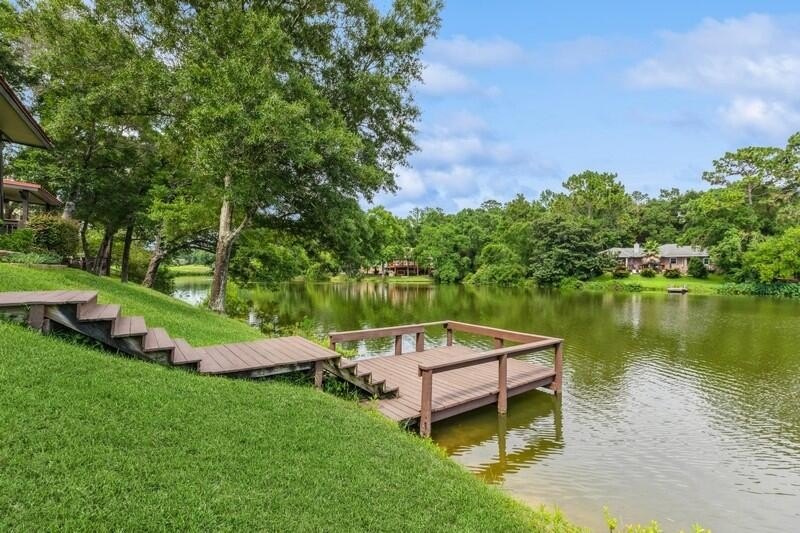 Bienvenue to your own slice of lakeside charm on Lake Henderson! - Beach Home for sale in Niceville, Florida on Beachhouse.com