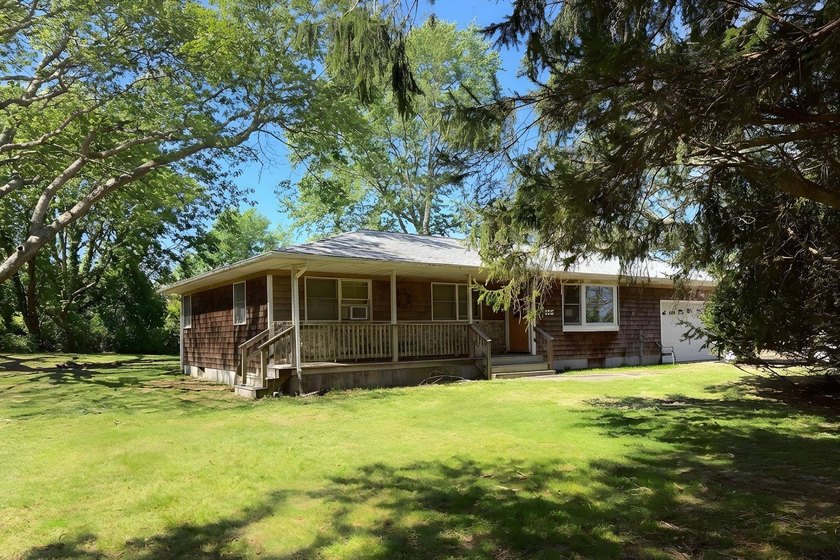 This well-located 3 bedroom, 1 bath home offers the perfect - Beach Home for sale in Montauk, New York on Beachhouse.com