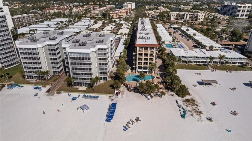 This lovely 1,496 SQ FT, 2 bedroom 2 bath condo has been nicely - Beach Condo for sale in Sarasota, Florida on Beachhouse.com