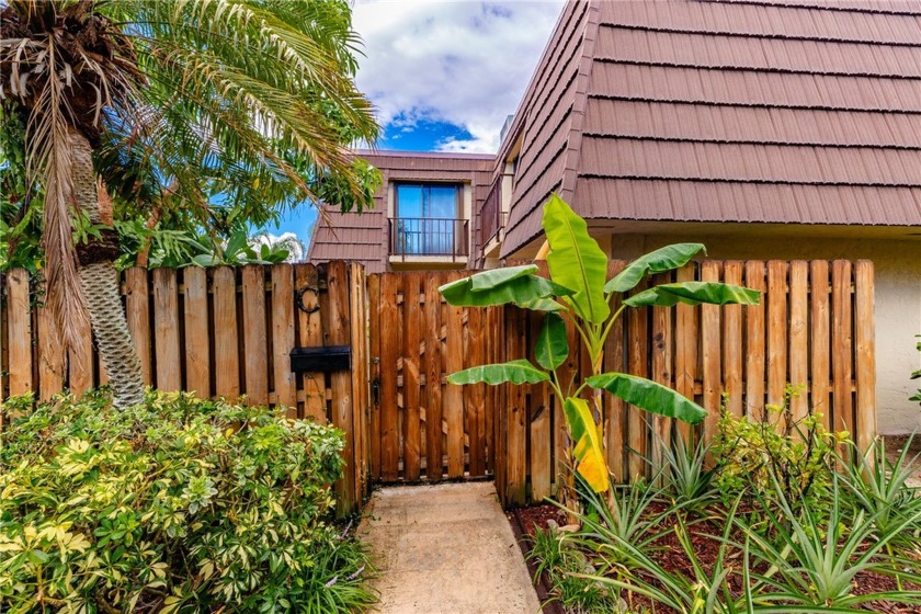 This charming 2-bed 2.5-bath home features an updated electrical - Beach Home for sale in Vero Beach, Florida on Beachhouse.com