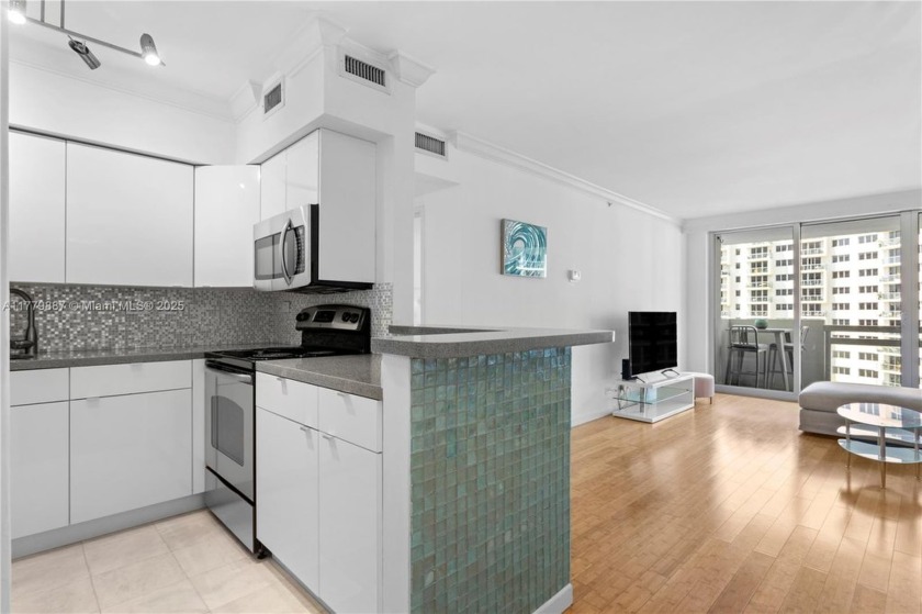 This large one-bedroom unit with a walk-in closet features a - Beach Condo for sale in Miami Beach, Florida on Beachhouse.com