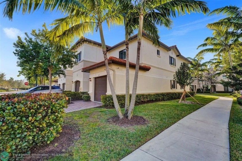 CORNER UNIT! Stunning & rarely available, this end unit townhome - Beach Townhome/Townhouse for sale in Oakland Park, Florida on Beachhouse.com