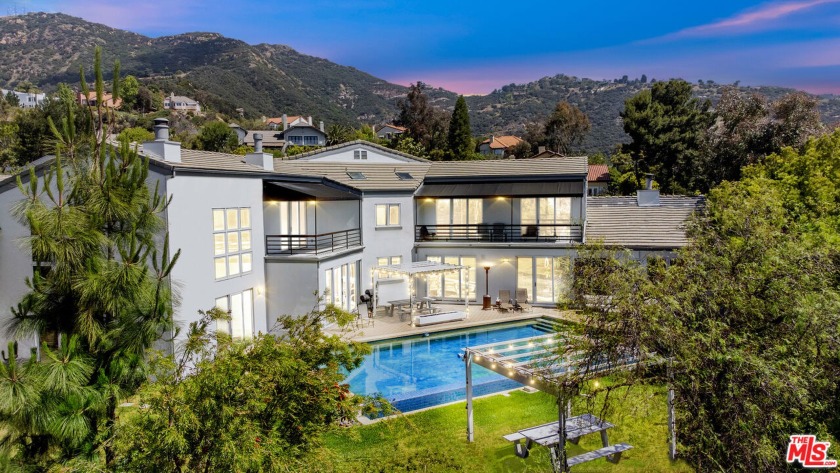 Currently the lowest price per square foot in Malibu! With 6,195 - Beach Home for sale in Malibu, California on Beachhouse.com
