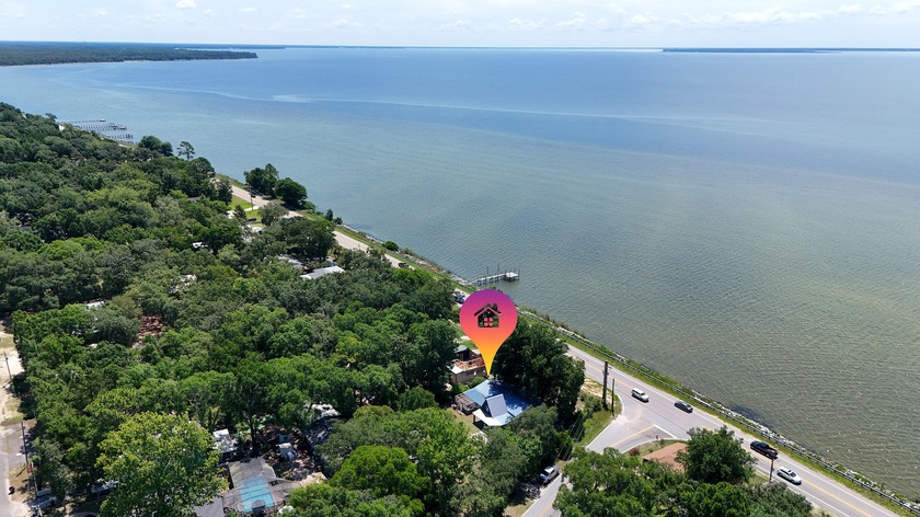 Incredible opportunity across from the Choctawhatchee Bay! This - Beach Home for sale in Niceville, Florida on Beachhouse.com