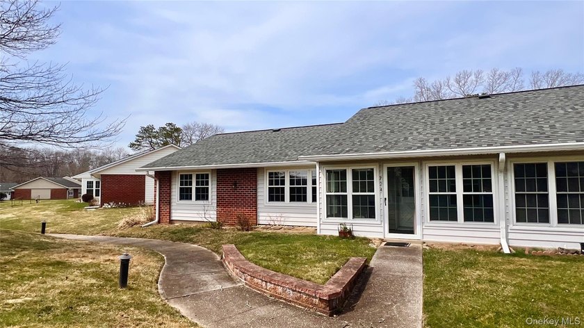 Corner Baronet, only 2 units attached. Meticulously maintained - Beach Condo for sale in Ridge, New York on Beachhouse.com