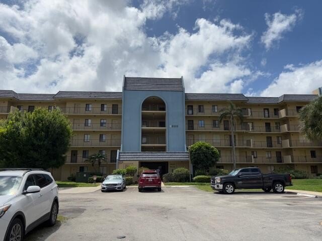 SPACIOUS AND BRIGHT 3 BEDROOM/2 BATH 4TH FLOOR PRIVATE END UNIT - Beach Condo for sale in West Palm Beach, Florida on Beachhouse.com