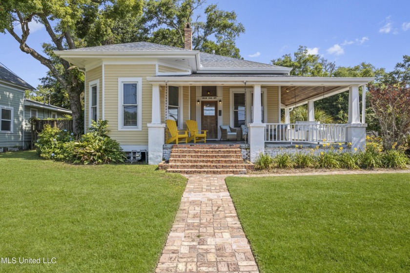 Beautiful historical home on a double lot just off the beach! - Beach Home for sale in Gulfport, Mississippi on Beachhouse.com